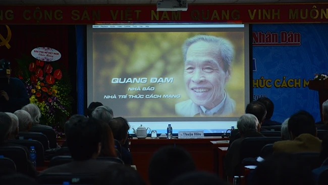 Các đại biểu xem phim tài liệu về cố nhà báo Quang Đạm tại buổi tọa đàm.