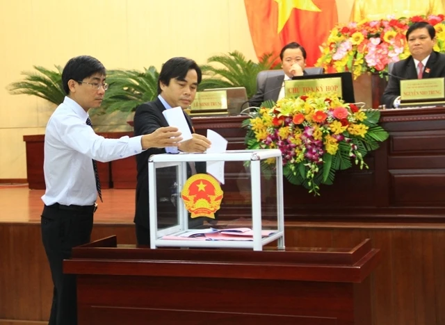 Các đại biểu HĐND TP Đà Nẵng bỏ phiếu tín nhiệm đối với 24 chức danh dân cử.