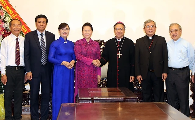 Chủ tịch QH Nguyễn Thị Kim Ngân thăm và chúc mừng Tòa Tổng Giám mục TP Hồ Chí Minh. Ảnh: TRỌNG ÐỨC (TTXVN)