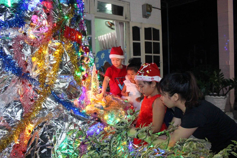  Trẻ em xã Quảng Sơn, huyện Ninh Sơn mừng đón Giáng Sinh bên những chiếc hang đá được trang hoàng rực rỡ (ảnh: Nguyễn Trung)