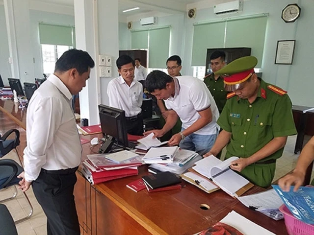 Cơ quan chức năng kiểm tra các tài liệu, chứng cứ liên quan đến vụ án tại Agribank Chi nhánh huyện Krông Bông.