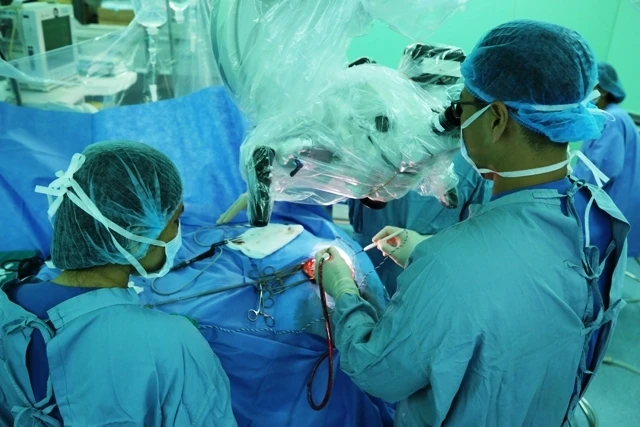 Các bác sĩ Bệnh viện ĐH Y Dược TP Hồ Chí Minh đang phẫu thuật lấy ký sinh trùng trong não người bệnh N.N.A.