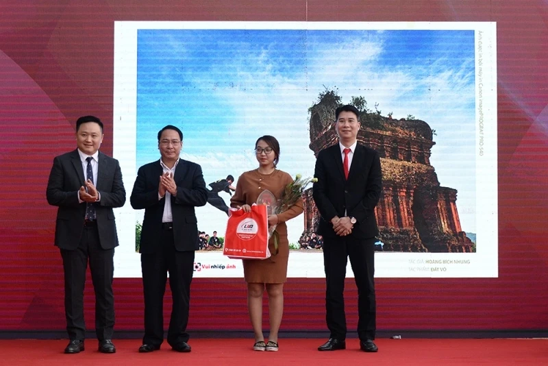 Đồng chí Phan Văn Hùng, Ủy viên Ban Biên tập, Giám đốc Trung tâm Truyền hình Nhân Dân và đại diện Công ty Lê Bảo Minh trao giải Nhất cuộc thi ảnh “Vẻ đẹp Việt Nam” năm 2018 cho đại diện của tác giả Ho