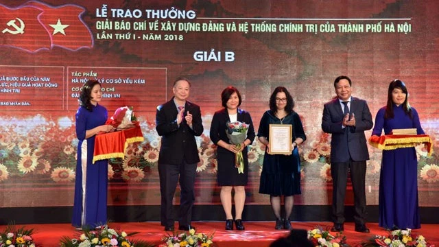 Tổ Phóng viên thường trú Hà Nội (Ban Quản lý Phóng viên thường trú, Báo Nhân Dân) nhận giải B Giải Báo chí về xây dựng Đảng và hệ thống chính trị của TP Hà Nội. Ảnh: DUY LINH