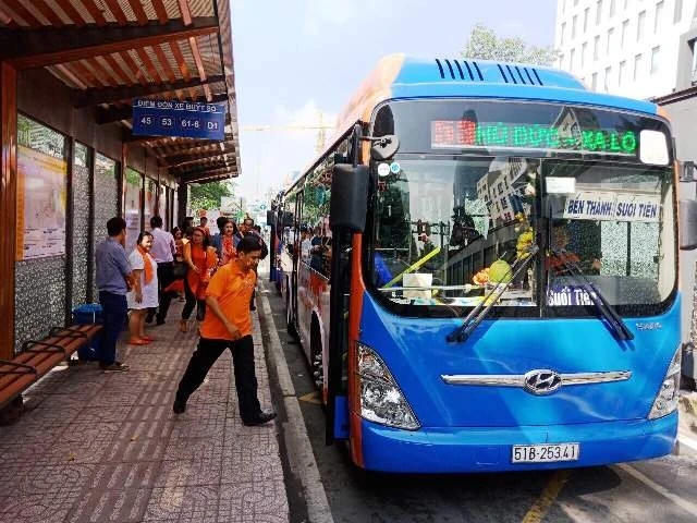 TP Hồ Chí Minh sử dụng xe buýt màu vàng đặc trung để tuyên truyền về QRTD nơi công cộng.
