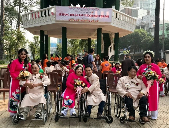 Các cặp đôi thanh niên khuyết tật tham gia Lễ Hằng Thuận tại Công viên Hòa Bình.
