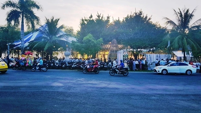 Công viên Bãi Dương trở thành nơi đãi tiệc của nhà hàng Năm Nhỏ.