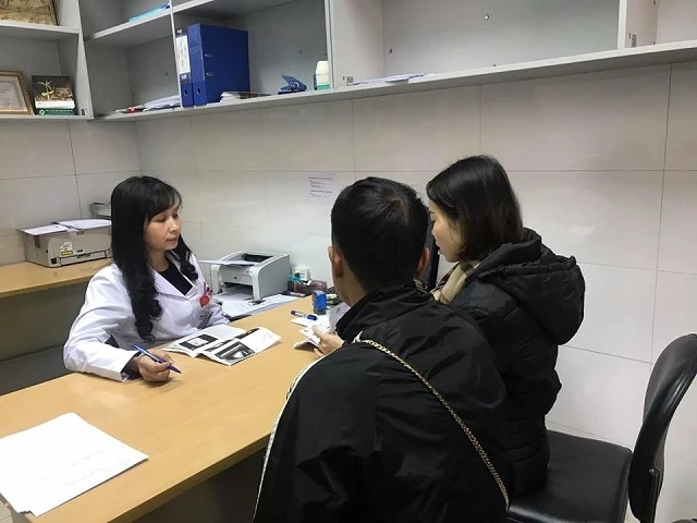 PGS, TS Lương Thị Lan Anh tư vấn sàng lọc sơ sinh cho cặp vợ chồng.