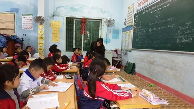 Thiếu giáo viên nên học sinh Trường tiểu học Sông trí (thị xã Kỳ Anh) phải dồn lớp, học tập trong những căn phòng chật chội. 