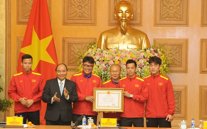 Thủ tướng Nguyễn Xuân Phúc trao tặng Huân chương lao động Hạng Nhất cho Đội tuyển bóng đá nam