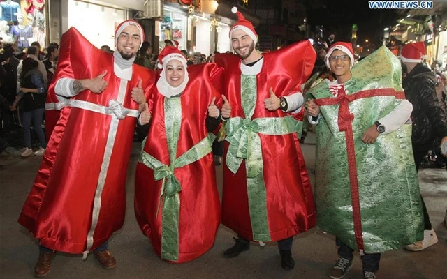 Những ông già Noel trên đường phố của thủ đô Damascus, Syria. Đây là năm đầu tiên trong vòng bảy năm qua người dân Damascus được đón mùa lễ hội trong yên bình. (Ảnh: Xinhua)