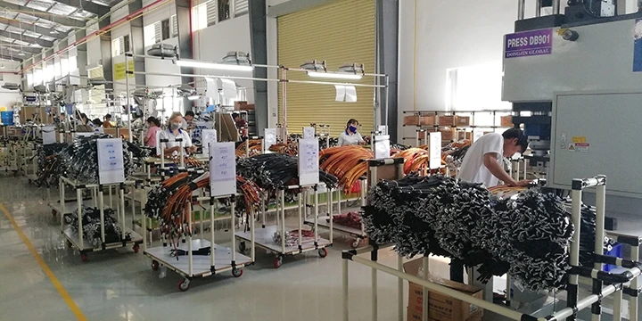 Sản xuất dây cáp điện cho ngành công nghiệp ô-tô tại Công ty TNHH Dongjin Global (Khu công nghiệp Đất Đỏ 1).