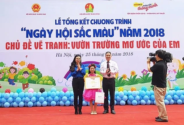 Đại diện ban tổ chức trao Giải đặc biệt của chương trình "Ngày hội sắc màu" năm 2018 tặng thí sinh Tăng Ngọc Mai.