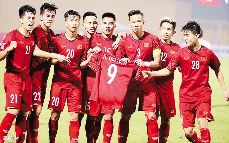 Các cầu thủ Việt Nam ăn mừng với chiếc áo của Văn Toàn. Ảnh | Mạnh Hùng