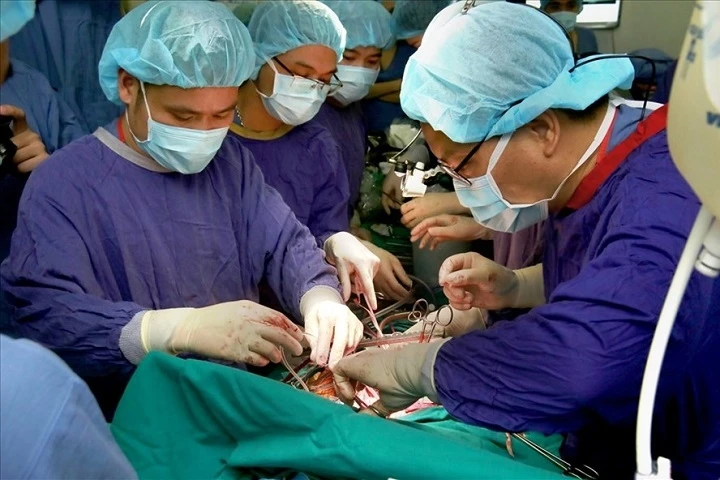 Ca ghép phổi từ người cho chết não đầu tiên do các chuyên gia Việt Nam thực hiện tại Bệnh viện Việt Đức.