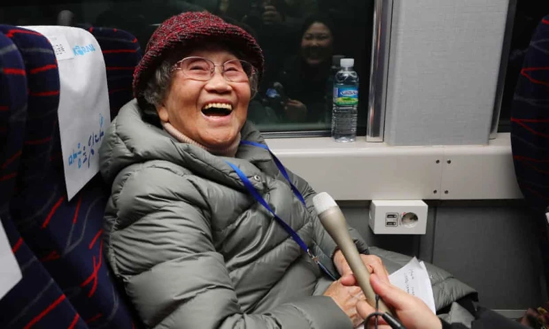 Cụ bà 86 tuổi Kim Kum-ok trên chuyến tàu từ Seoul sang Kaesong sáng 26-12-2018 (ảnh: Yonhap) 