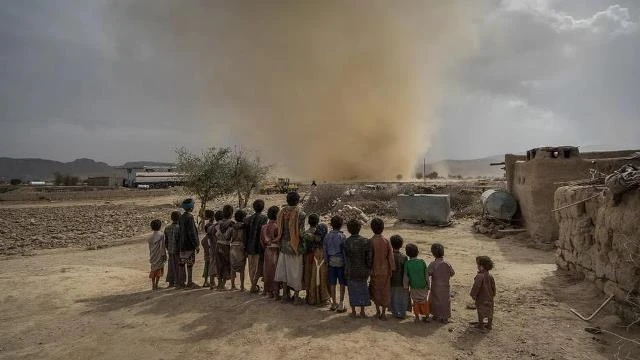 Những đứa trẻ đang xem bão cát tại Huth, cách Sanaa 80 km về phía bắc. (Ảnh: UNOCHA)