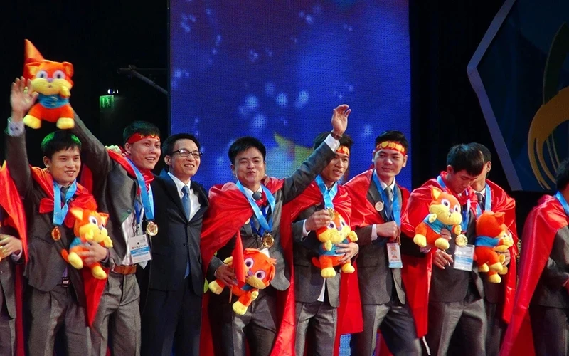 Học viên Trường cao đẳng nghề Công nghệ cao Hà Nội đạt giải thi tay nghề ASEAN 2017.
