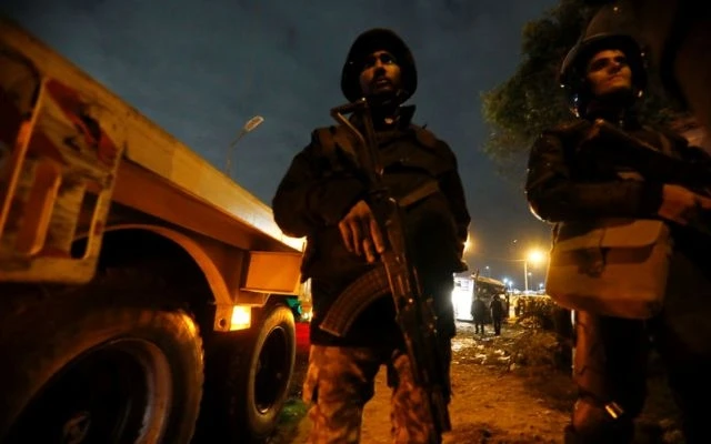 Cảnh sát chống bạo động Ai Cập bảo vệ hiện trường vụ xe chở khách du lịch Việt Nam bị trúng bom ở Giza, Ai Cập, ngày 28-12-2018. (Ảnh: Reuters)