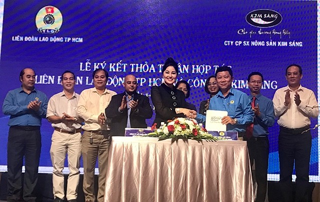  Liên đoàn lao động TP Hồ Chí Minh và công ty Kim Sáng tiến hành ký kết thỏa thuận hợp tác.