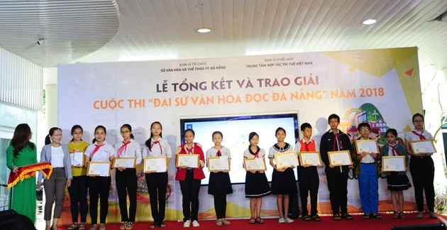 Giám đốc Sở Văn hoá, Thể thao TP Đà Nẵng Huỳnh Văn Hùng trao giải cho các em đạt giải thưởng Đại sứ Văn hoá đọc tiêu biểu.