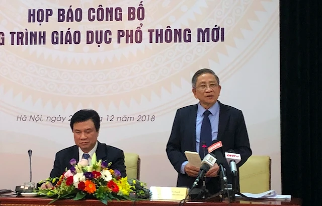 GS, TS Nguyễn Minh Thuyết (bên phải ảnh) giải đáp về chương trình GDPT mới 