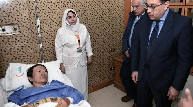 Thủ tướng Ai Cập Mostafa Madbouly và Bộ trưởng Y tế Ai Cập Hala Zayed tới thăm một nạn nhân là du khách Việt Nam đang điều trị tại Bệnh viện El-Haram. (Nguồn: TTXVN)