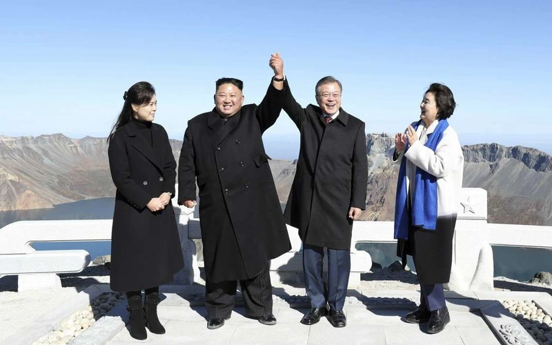 Tổng thống Moon Jae-in và Nhà lãnh đạo Kim Jong-un cùng các phu nhân cùng leo lên núi Baekdu ở Bắc Triều Tiên vào ngày 20-9, hứa hẹn sẽ viết nên một trang sử mới cho quan hệ liên Triều.(ảnh: Yonhap)