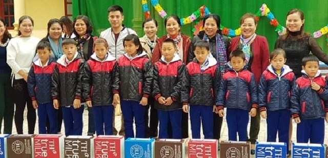 Tặng quần áo ấm và sữa cho học sinh huyện miền núi rẻo cao Quỳ Châu.