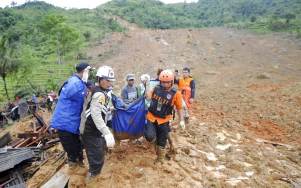 Công tác cứu hộ được triển khai tại hiện trường vụ sạt lở đất ở tỉnh Tây Java, Indonesia. Ảnh AP