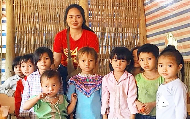 Chị Nguyễn Thu Hiên với các học sinh Trường tiểu học Gia Mải, xã Xuân Hòa, huyện Bảo Yên (Lào Cai).