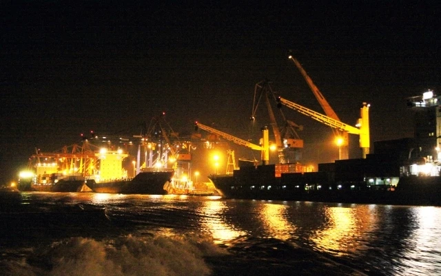 Cảng biển Hải Phòng vẫn nhộn nhịp trong đêm.