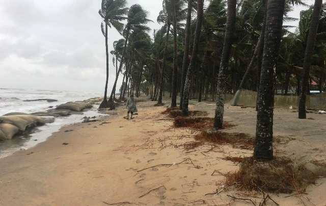 Sóng lớn làm nhiều điểm tại bờ biển Cửa Đại bị sạt lở.