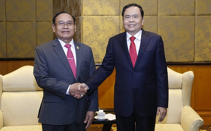  Đồng chí Trần Thanh Mẫn Bí thư Trung ương Đảng, Chủ tịch UBTƯ MTTQ Việt Nam và ông Tep Ngorn (bên trái) tại buổi tiếp ngày 4-1.