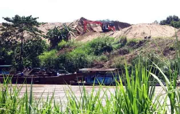 Tạm dừng hoạt động khai thác cát trên sông Đồng Nai.