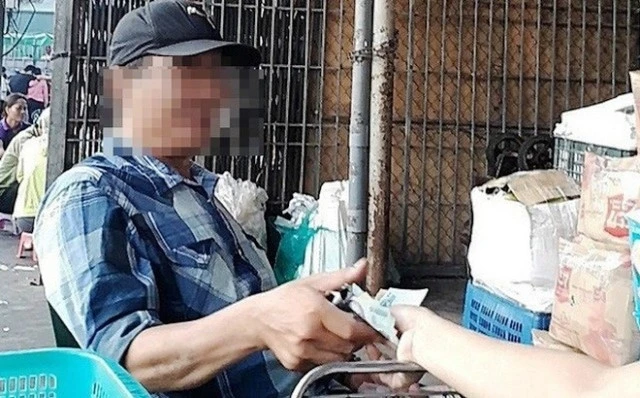 Nhóm của Hưng "kính" đã có hành vi ép buộc các tiểu thương buôn bán ở chợ Long Biên phải nộp tiền. (Ảnh: cắt từ clip của VTV)