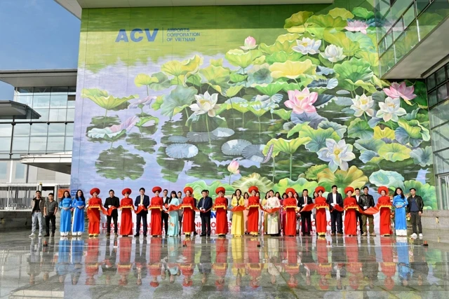 Lễ khánh thành bức tranh tại cánh tây nhà ga T2 sân bay Quốc tế Nội Bài. 