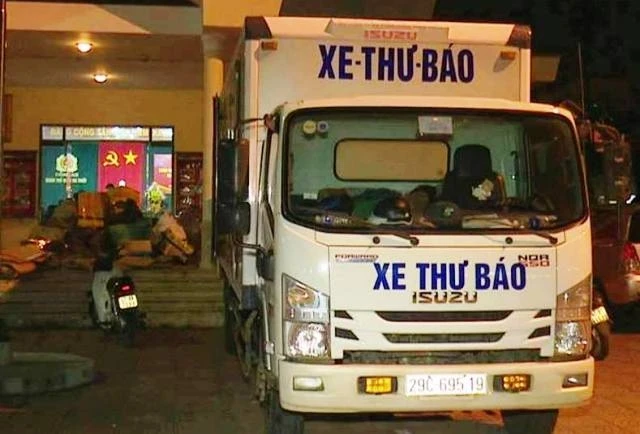 Chiếc xe thư báo chở hàng lậu, hàng cấm bị Công an TP Buôn Ma Thuột bắt giữ.