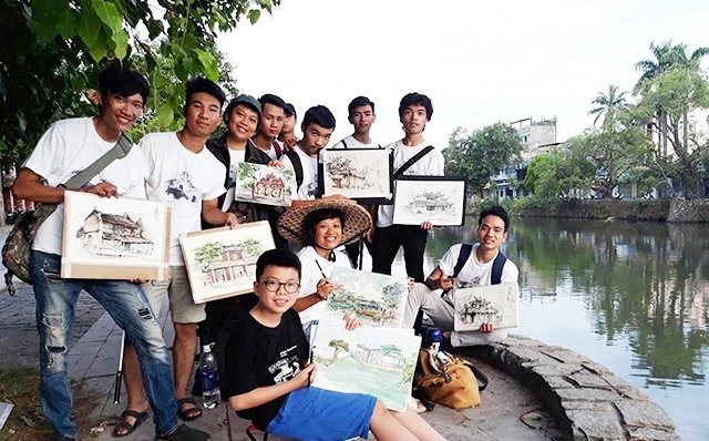 Một hoạt động của nhóm “Ký họa đô thị Hà Nội”. Ảnh: THANH THỦY