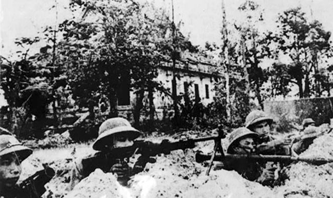 Cán bộ chiến sĩ Đại đội 9, Tiểu đoàn 9, Trung đoàn 18 phòng ngự tại chùa Xà Xía, Hà Tiên, Kiên Giang (tháng 7-1978). Ảnh: TRỌNG HỘI