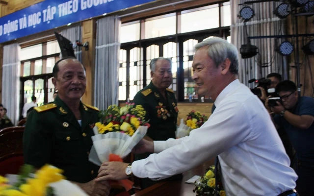 Đồng chí Nguyễn Phú Cường tặng quà các cựu chiến binh từng chiến đấu bảo vệ biên giới Tây Nam.