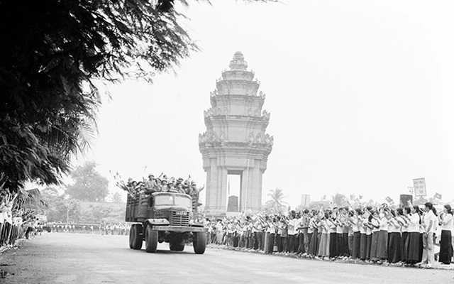 Hàng chục nghìn người dân Thủ đô Phnôm Pênh lưu luyến tiễn đưa quân tình nguyện Việt Nam hoàn thành nghĩa vụ quốc tế trở về nước, tháng 6-1984. Ảnh: TTXVN