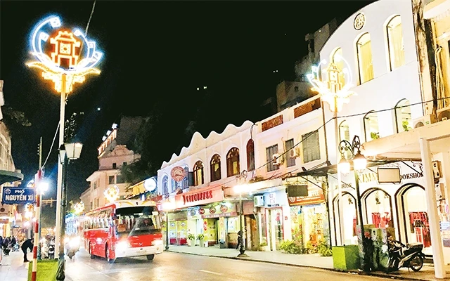 Trang trí hình Khuê Văn Các bằng đèn led trên phố Tràng Tiền (quận Hoàn Kiếm).