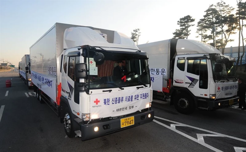 Đoàn xe chở thuốc cúm Tamiflu trên đường qua biên giới liên Triều (ảnh: The Korea Times)