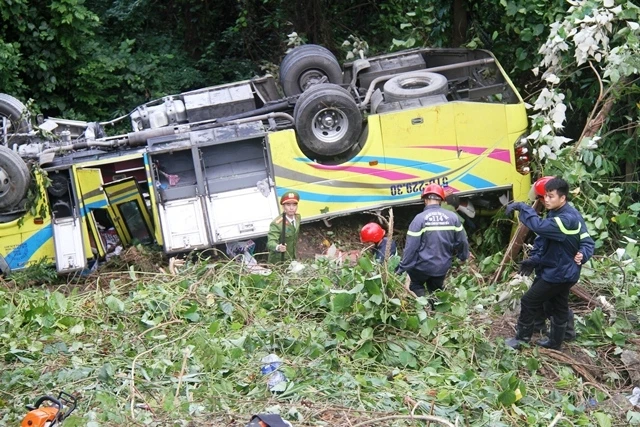 Hiện trường vụ tai nạn xe khách lao xuống vực sâu ở đèo Hải Vân chiều 8-1.