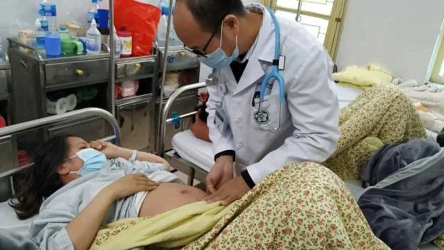 PGS, TS Đỗ Duy Cường khám cho thai phụ mắc sởi.