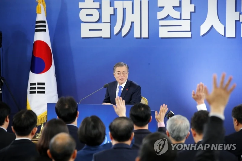 Tổng thống Hàn Quốc Moon Jae-in trả lời báo chí tại Nhà Xanh (ảnh: Yonhap)