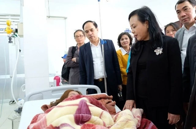 Đoàn công tác Bộ Y tế thăm bệnh nhân đang điều trị tại Trung tâm Y tế huyện Đơn Dương.