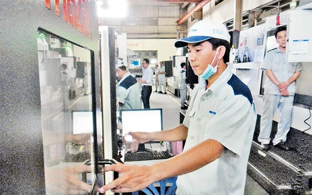 Công nhân làm việc tại Công ty cổ phần Sản xuất nhựa Duy Tân.
