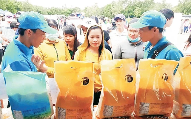 Công ty Kim Sáng phối hợp công đoàn cơ sở bán gạo sạch, giá ưu đãi cho đoàn viên công đoàn, người lao động.